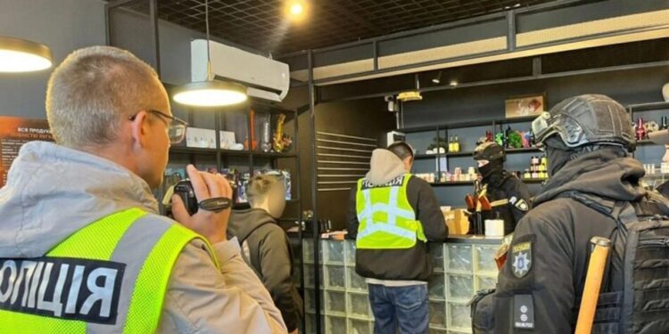 Продаж наркотиків під виглядом сувенірів – поліція проводить обшуки в мережу магазинів U420