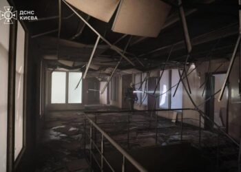 У Києві через атаку рф горіла будівля з офісами і складами – показали наслідки