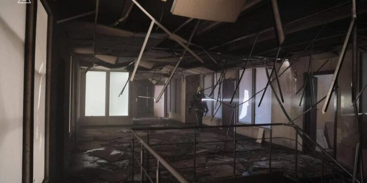 У Києві через атаку рф горіла будівля з офісами і складами – показали наслідки