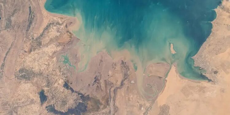 Іран заявив про атаку на НПЗ, Кувейт – на нафтові та енергооб'єкти – з Близького Сходу продовжують повідомляти про обстріли попри перемир'я