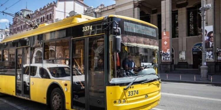 У Києві змінили рух громадського транспорту через наслідки нічної атаки