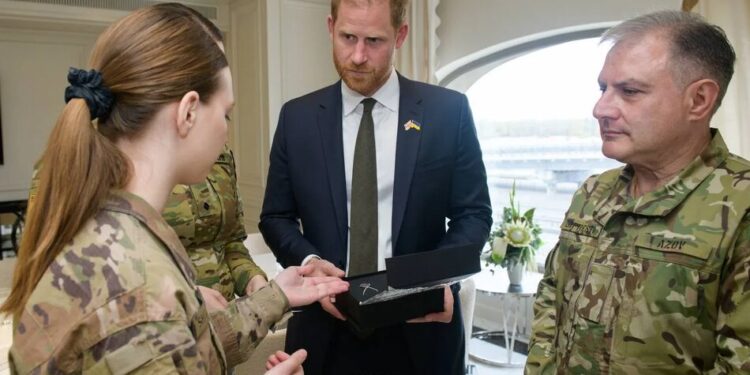 Азовці зустрілися з принцом Гаррі та подарували прикрасу із написом "Love is care"