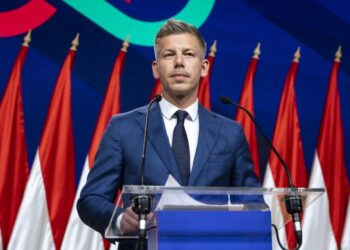 Сійярто з'явився після "зникнення" під час оголошення поразки Орбаном – Мадяр заявив, його знайшли у МЗС, де знищують санкційні документи