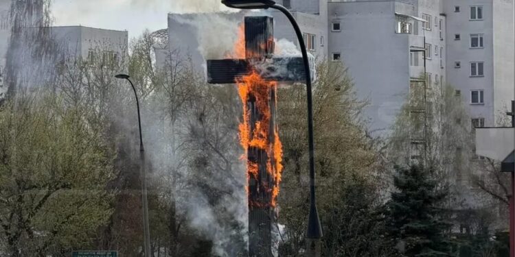 У Польщі у Страсну п'ятницю загорівся 17-метровий хрест