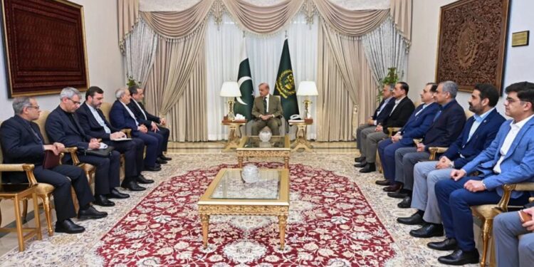 Переговори США та Ірану в Пакистані зірвалися ще до початку, глава МЗС Ірану залишив Ісламабад