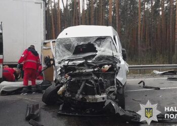 На Київщині сталася масштабна ДТП за участю шести авто – постраждали п’ятеро людей