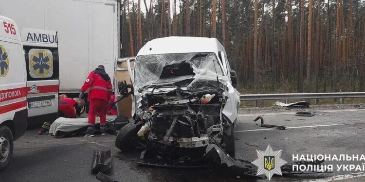 На Київщині сталася масштабна ДТП за участю шести авто – постраждали п’ятеро людей