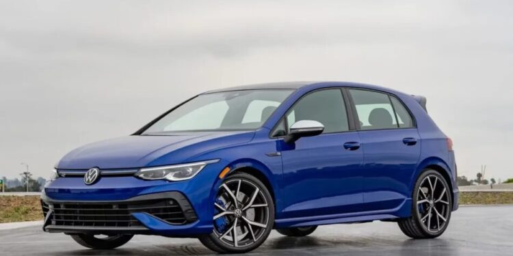 Volkswagen Golf очолив рейтинг найпопулярніших вживаних авто, ввезених до України у березні