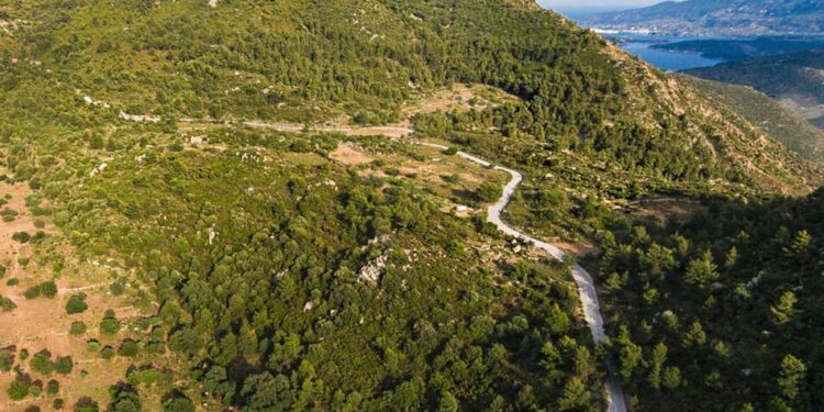 Вулкан у Греції, який вважали сплячим 100 000 років, насправді накопичує магму під землею