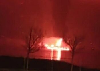 У новоросійську повідомляють про атаку на порт, пожежі та влучання уламків у багатоповерхівку