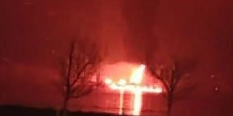 У новоросійську повідомляють про атаку на порт, пожежі та влучання уламків у багатоповерхівку