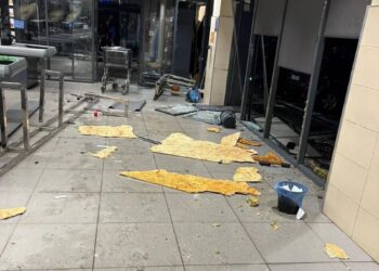 У Харкові біля супермаркету вибухнуло авто, постраждав перехожий – прокуратура