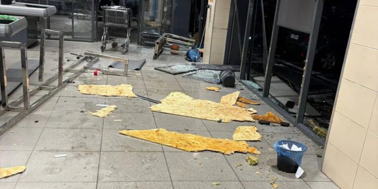 У Харкові біля супермаркету вибухнуло авто, постраждав перехожий – прокуратура