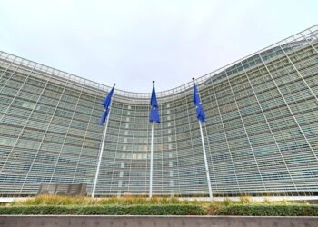 Європейців закликали працювати з дому та менше їздити на авто на тлі кризи через війну з Іраном