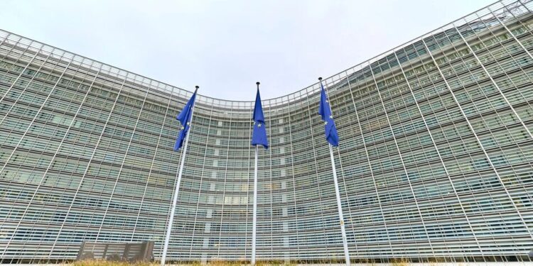 Європейців закликали працювати з дому та менше їздити на авто на тлі кризи через війну з Іраном