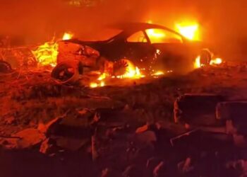 Нічна атака на Запоріжжя спричинила масштабну пожежу на автостоянці