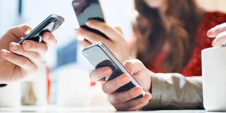 Кабмін Чехії закликали запровадити обмеження використання смартфонів у школах – ЗМІ