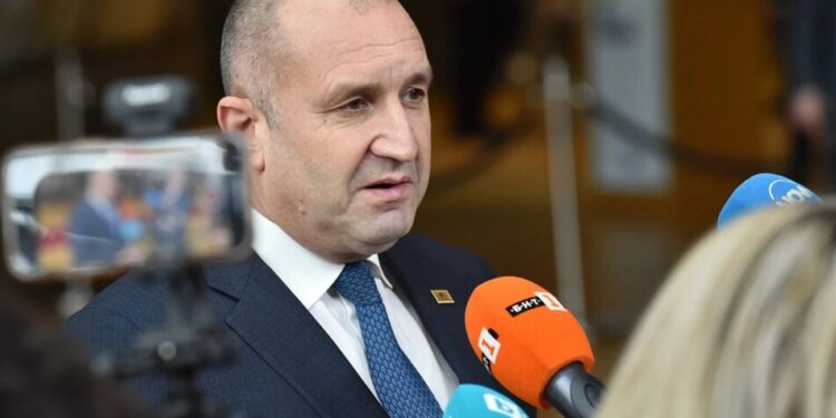 Проросійська коаліція Радева здобуває абсолютну більшість на парламентських виборах у Болгарії