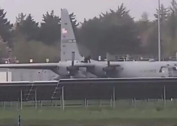 Чоловік із сокирою пошкодив літак ВПС США в ірландському аеропорту Шеннон