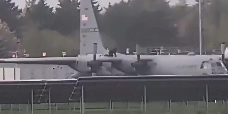 Чоловік із сокирою пошкодив літак ВПС США в ірландському аеропорту Шеннон