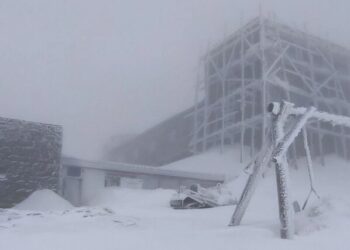 У Карпатах посеред квітня розгулялася зима зі снігом – туристам не радять походи