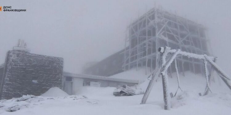 У Карпатах посеред квітня розгулялася зима зі снігом – туристам не радять походи