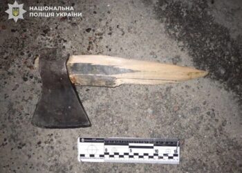 Киянин напідпитку захотів покататися на скутері підлітка і влаштував дебош із сокирою – поліція