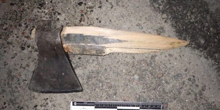 Киянин напідпитку захотів покататися на скутері підлітка і влаштував дебош із сокирою – поліція