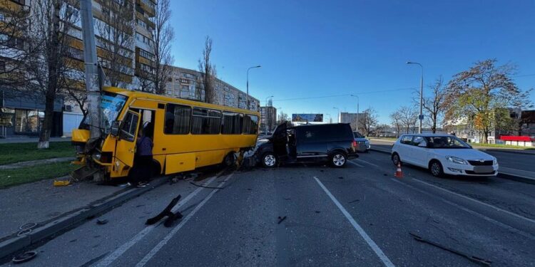 В Одесі військовий на Volkswagen Transporter зіткнувся із маршруткою, загинула пасажирка