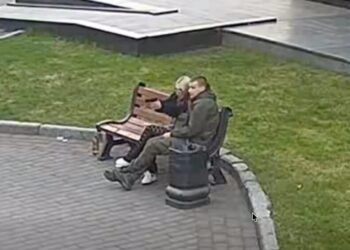 У Луцьку дівчина влаштувала стрілянину, одна з куль влучила у тролейбус