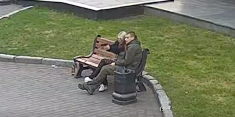 У Луцьку дівчина влаштувала стрілянину, одна з куль влучила у тролейбус