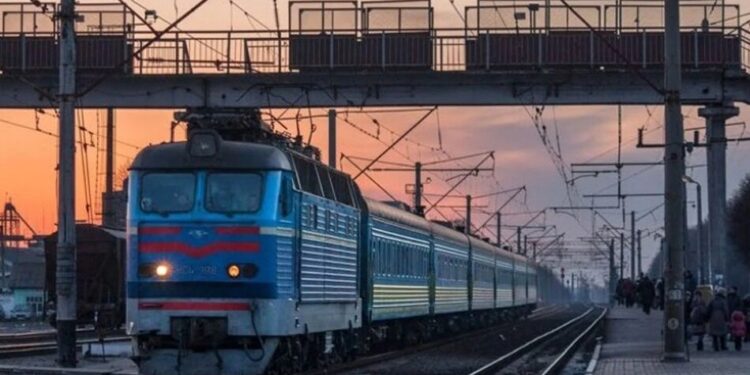 Укрзалізниця зупинила частину потягів і евакуює пасажирів через атаку дронів на Київщині