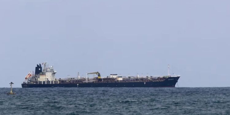 Танкер із російським паливом, який мав іти на Кубу, почав розвантаження у Венесуелі