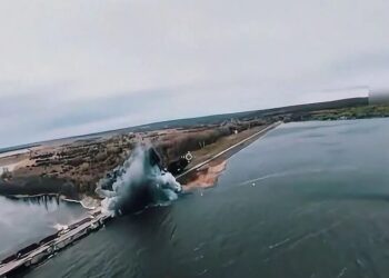 Атака рф дамби Печенізького водосховища під час водопілля – з'явилось відео удару