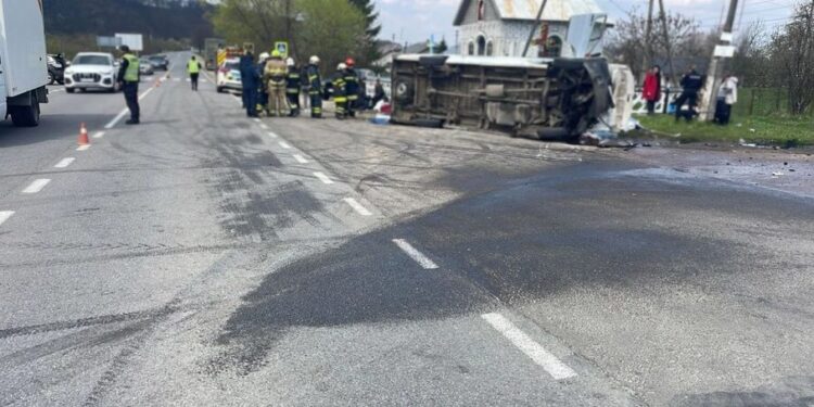 У смертельній ДТП на Івано-Франківщині загинув водій маршрутки, є постраждалі