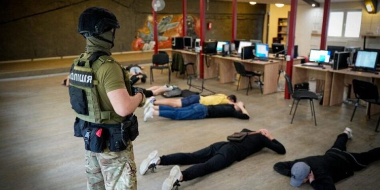 Хто "кришує" шахрайські офіси та як працює система прикриття