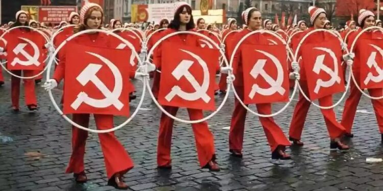 У рф пропонують відродити радянські молодіжні організації для контролю над дітьми