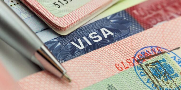 У США пропонують внести зміни до видачі робочих віз H-1B