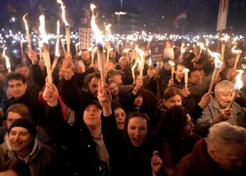 В Угорщині напередодні виборів пройшли масові мітинги зі смолоскипами та свічками