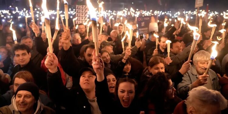 В Угорщині напередодні виборів пройшли масові мітинги зі смолоскипами та свічками