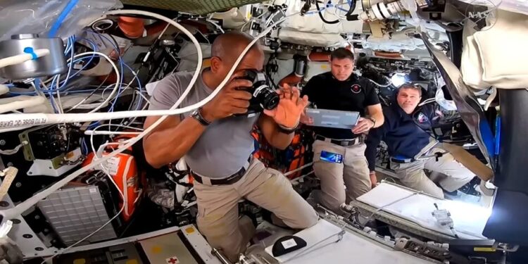 "Уже ближче до Місяця, ніж до Землі": екіпаж Artemis II показав епічні фото з космосу