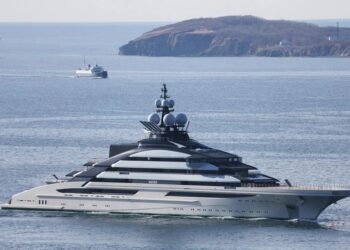 Яхта російського олігарха Мордашова пройшла через Ормузьку протоку попри обмеження