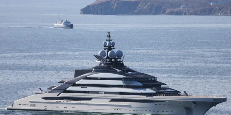 Яхта російського олігарха Мордашова пройшла через Ормузьку протоку попри обмеження