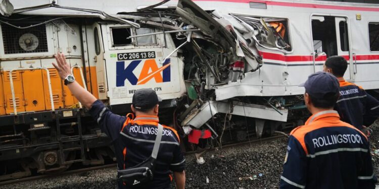 Кількість жертв аварії поїздів в Індонезії зросла до 14