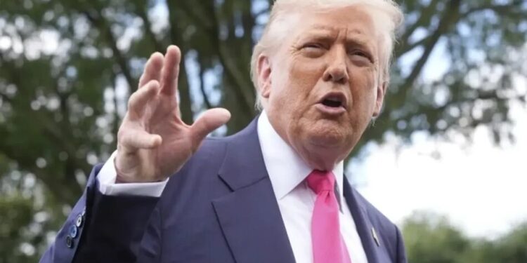 Трамп не виключає нові військові удари по Ірану та блокаду Ормузької протоки – ЗМІ