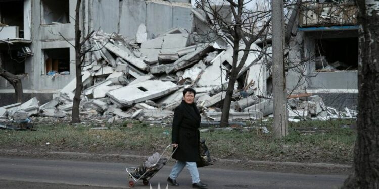 Серед розбитих будинків – люди: як виглядає зруйноване Білозерське