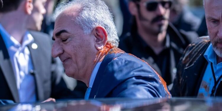 У Берліні сина іранського шаха Резу Пехлеві облили томатним соусом