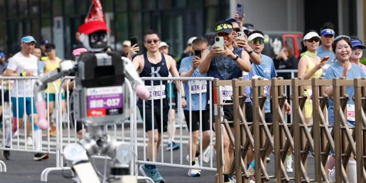 Людиноподібний робот у Пекіні виграв напівмарафон із результатом швидшим за світовий рекорд людей