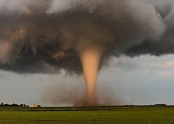 Потужний торнадо в Оклахомі зруйнував будинки, через негоду перекриті дороги