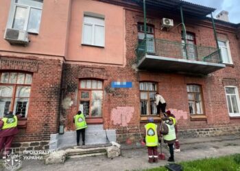 Кількість постраждалих від ворожого удару по Харкову зросла до семи, серед них неповнолітня – прокуратура